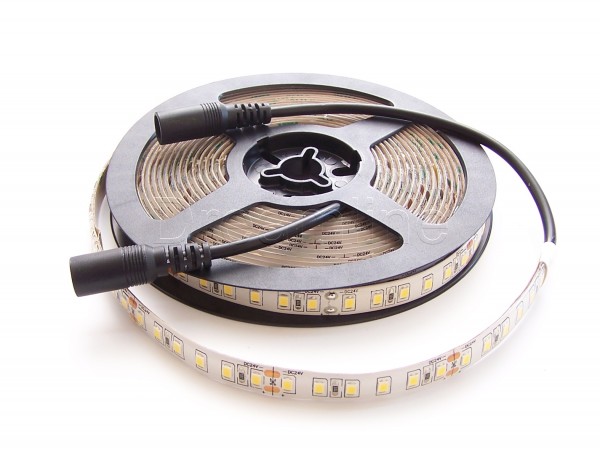 24V LED Stripe 2835 500cm Warmweiß IP65 mit beidseitigen DC Steckern & 600 LEDs